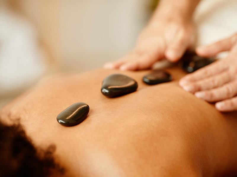 ماساژ با سنگ داغ