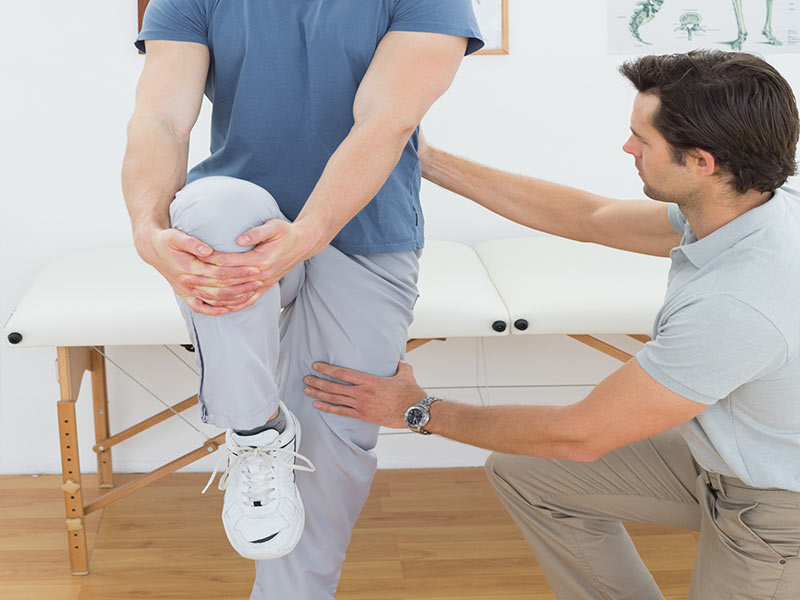 آیا فیزیوتراپی بر بهبود تعادل و جلوگیری از افتادن کمک می کند